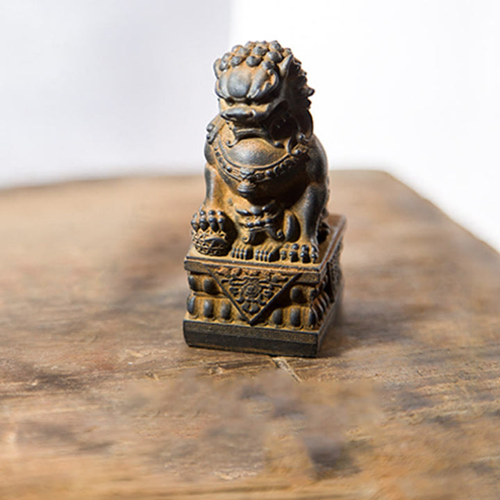 Statue de Buddha Stones faite à la main en résine moulée avec poudre de fer et rouille pour protéger le mal et décorer la maison
