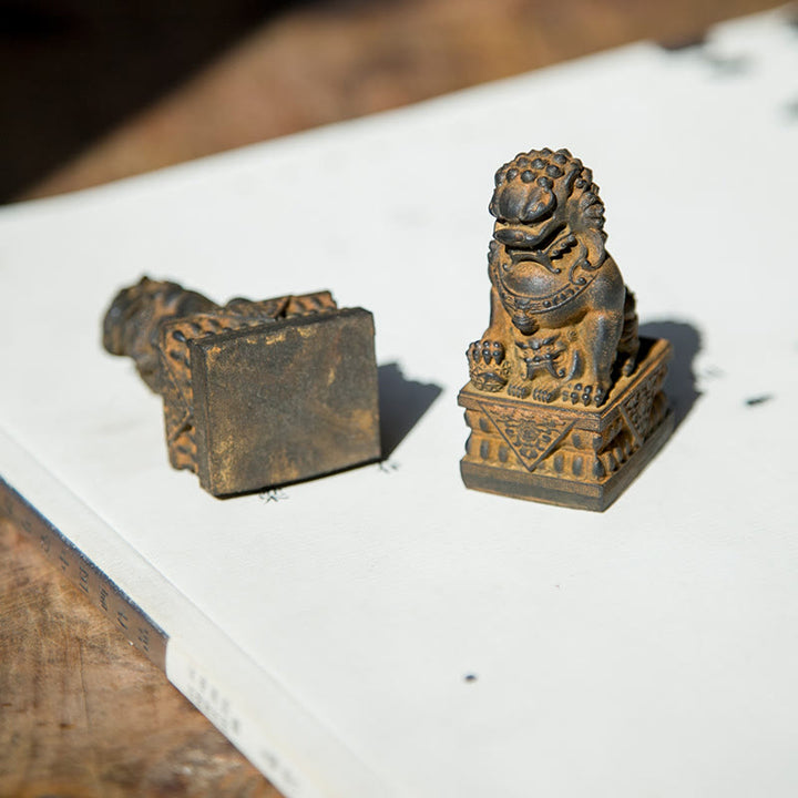 Statue de Buddha Stones faite à la main en résine moulée avec poudre de fer et rouille pour protéger le mal et décorer la maison