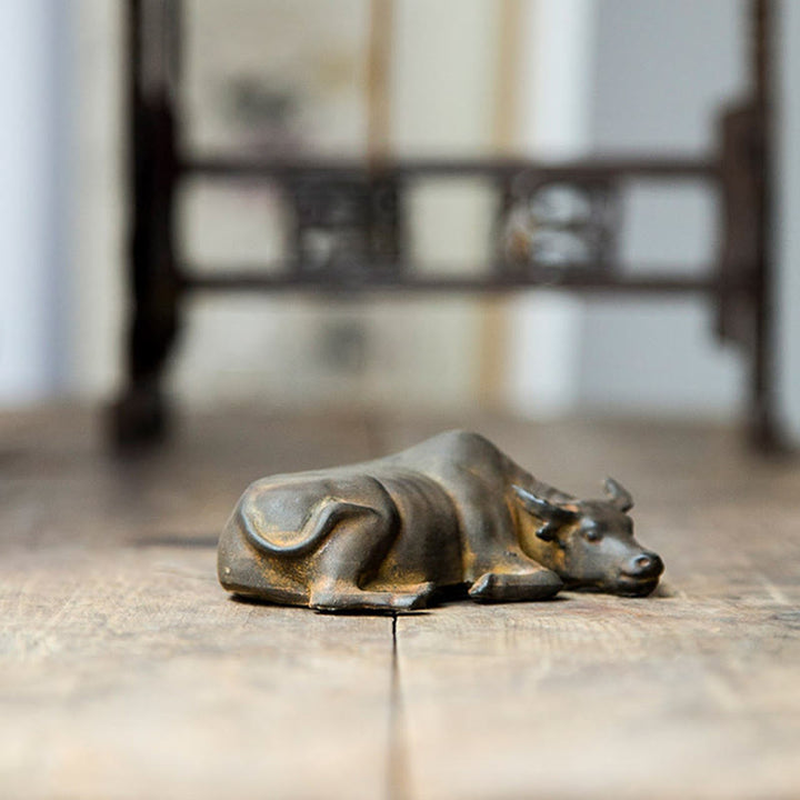 Statue de Buddha Stones en résine moulée à la main en forme de petit buffle d'eau et de taureau en poudre de fer rouille décoration de la maison