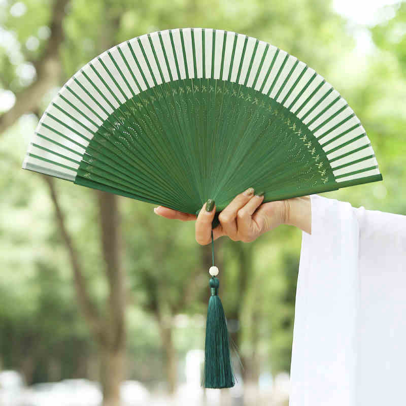 Buddha Stones et soie de mûrier avec pompon en forme de libellule de couleur unie