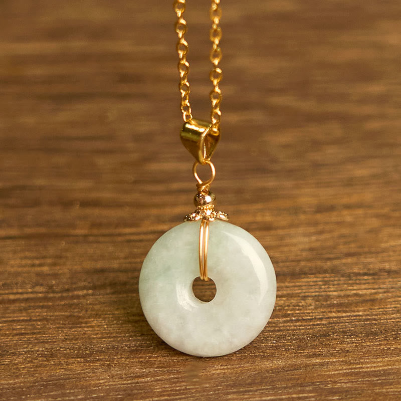 Collier avec pendentif porte-bonheur en jade et Buddha Stones
