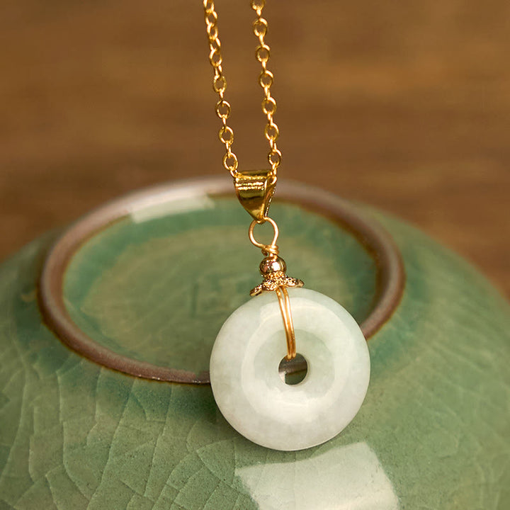 Collier avec pendentif porte-bonheur en jade et Buddha Stones