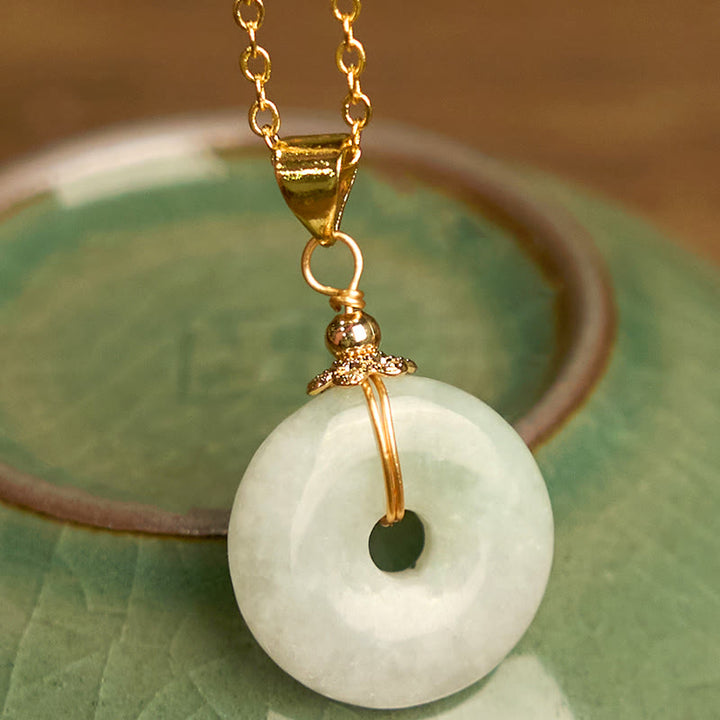 Collier avec pendentif porte-bonheur en jade et Buddha Stones