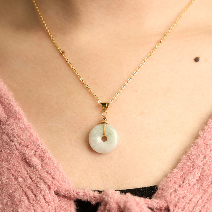 Collier avec pendentif porte-bonheur en jade et Buddha Stones