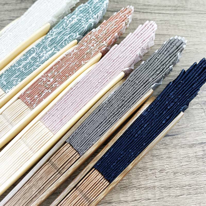 Éventail pliable en bambou à pompons en forme de coquillage avec broderie de grandes fleurs rétro de Buddha Stones