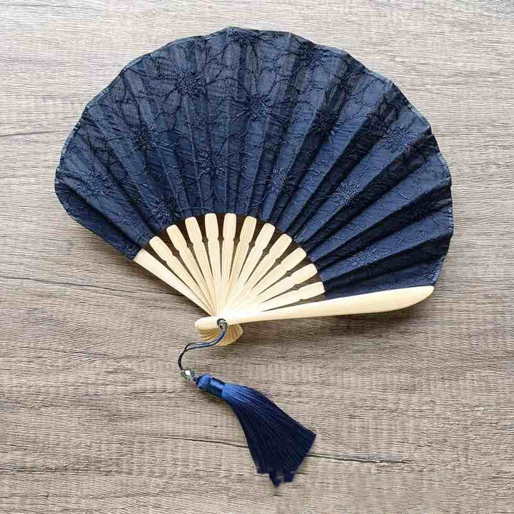 Éventail pliable en bambou à pompons en forme de coquillage avec broderie de grandes fleurs rétro de Buddha Stones - Fleurs bleu nuit 21 cm - image 13
