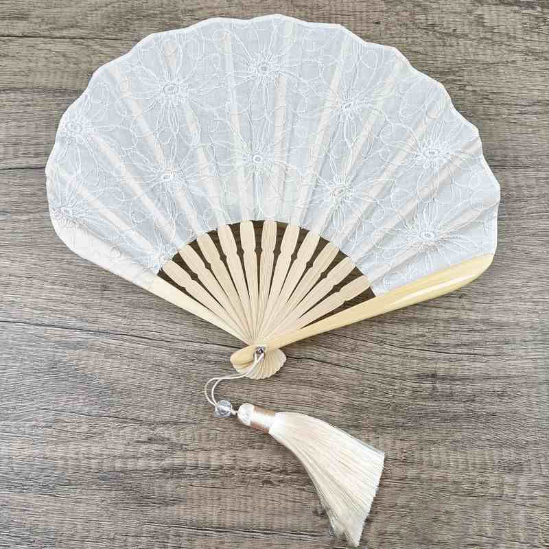 Éventail pliable en bambou à pompons en forme de coquillage avec broderie de grandes fleurs rétro de Buddha Stones - Fleurs blanches 21 cm - image 10