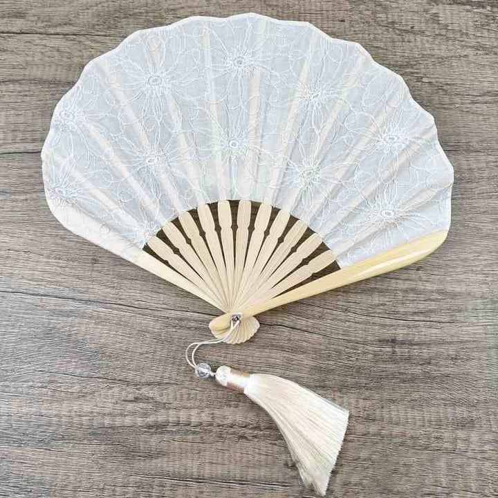Éventail pliable en bambou à pompons en forme de coquillage avec broderie de grandes fleurs rétro de Buddha Stones - Fleurs blanches 21 cm - image 10