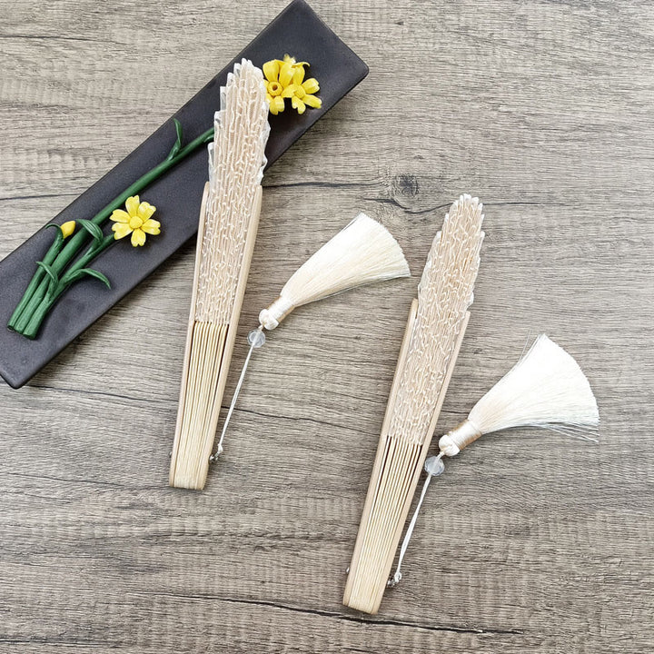 Éventail pliable en bambou avec pompons en forme de coquillage et broderie de roses et Buddha Stones