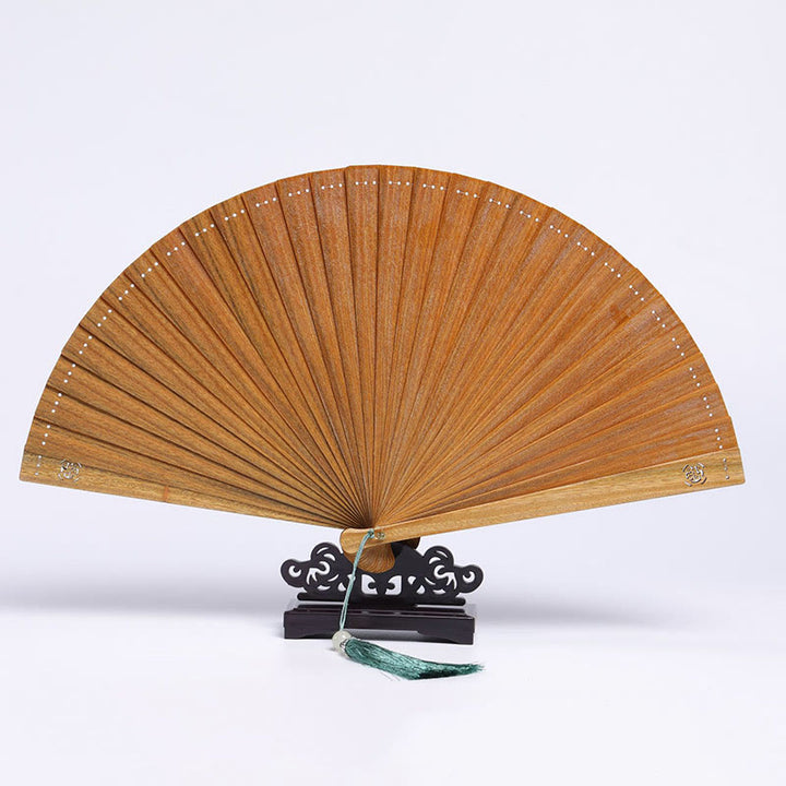 Éventail pliant à main en bois de santal vert avec motif gravé de Buddha Stones, nuages, grue, paon, lune Chang'e - Gravure à pois en bois de santal vert 23 cm - image 1