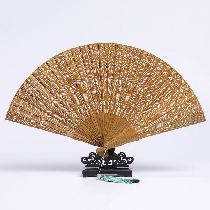 Éventail pliant à main en bois de santal vert avec motif gravé de Buddha Stones, nuages, grue, paon, lune Chang'e - Gravure de paon en bois de santal vert 23 cm - image 3