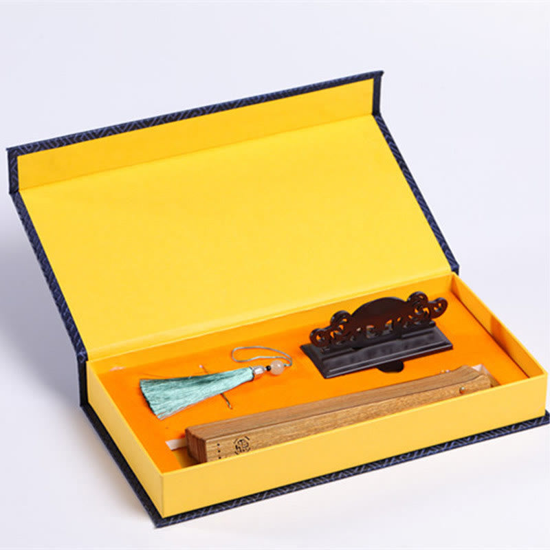 Éventail pliant à main en bois de santal vert avec motif gravé de Buddha Stones, nuages, grue, paon, lune Chang'e