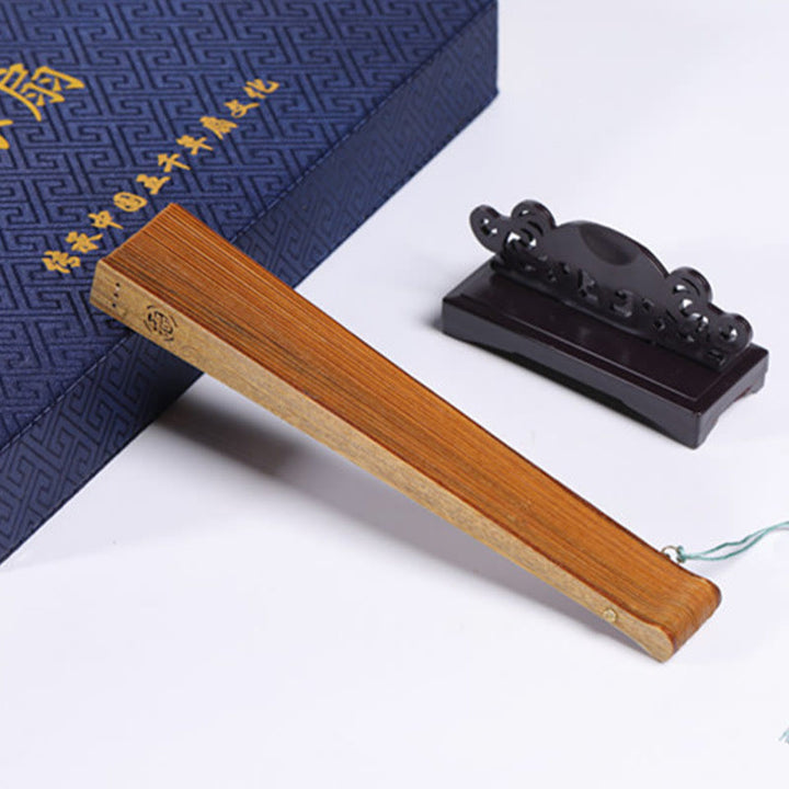 Éventail pliant à main en bois de santal vert avec motif gravé de Buddha Stones, nuages, grue, paon, lune Chang'e