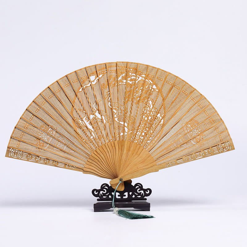 Éventail pliant à main en bois de santal vert avec motif gravé de Buddha Stones, nuages, grue, paon, lune Chang'e - Gravure de grue en bois de santal vert 23 cm - image 4
