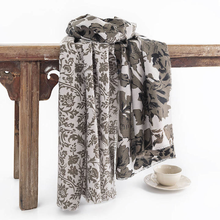 Écharpe de voyage chaude et confortable avec motifs de fleurs et de plantes tibétaines et Buddha Stones