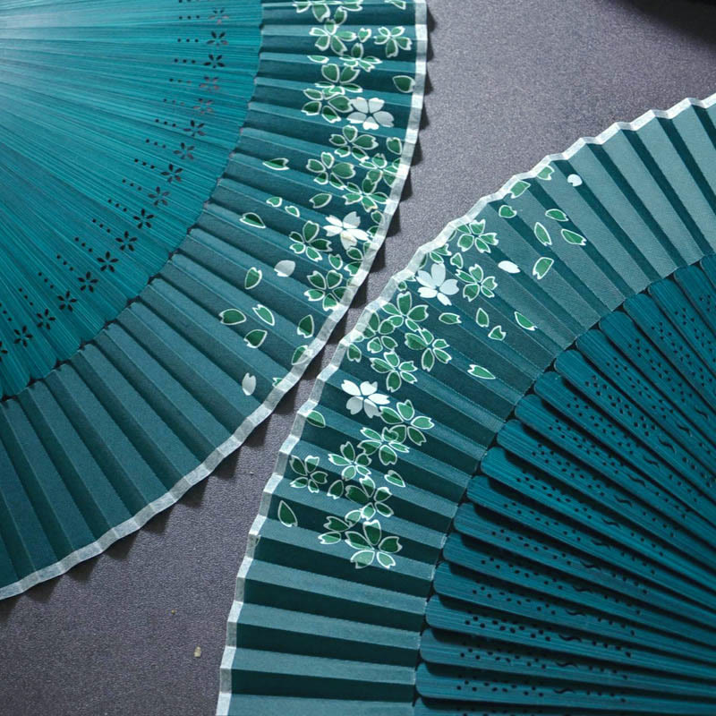 Éventail pliable en bambou avec pompon en polyester et fleurs de Buddha Stones , 21 cm