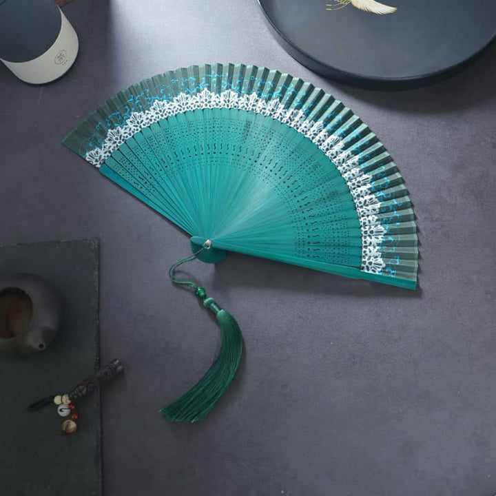 Éventail pliable en bambou avec pompon en polyester et fleurs de Buddha Stones , 21 cm