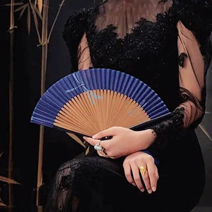 Éventail pliable en bambou et polyester avec pompon en forme de libellule et Buddha Stones 22 cm