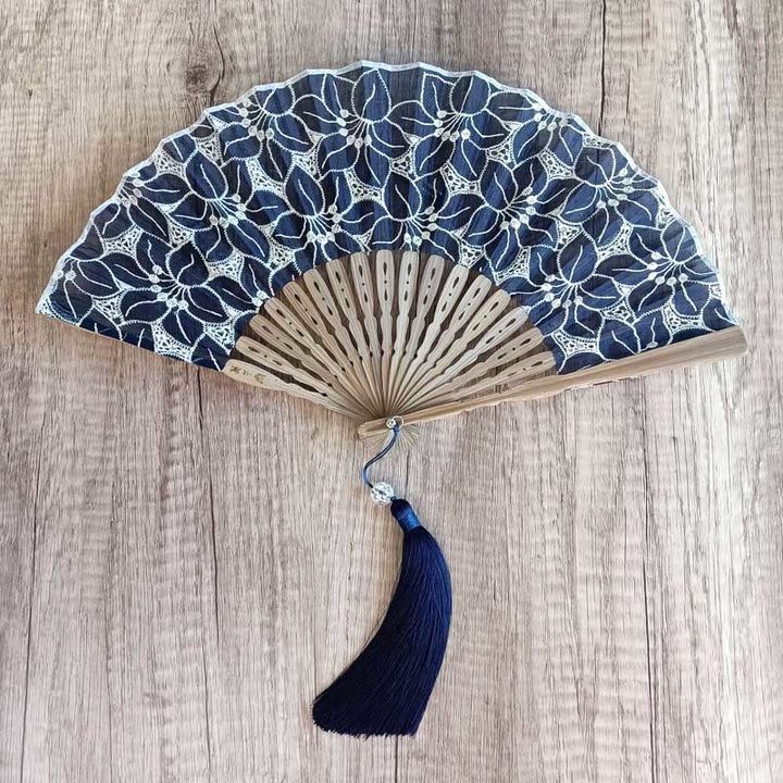 Éventail pliable en bambou à main en tissu de coton brodé de fleurs creuses de couleur unie avec Buddha Stones - Bleu foncé (broderie de fleurs blanches) - 21 cm - image 29