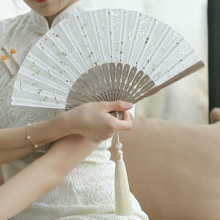 Éventail pliable en bambou à main en tissu de coton brodé de fleurs creuses de couleur unie avec Buddha Stones