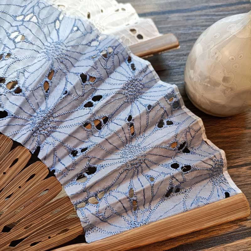 Éventail pliable en bambou à main en tissu de coton brodé de fleurs creuses de couleur unie avec Buddha Stones