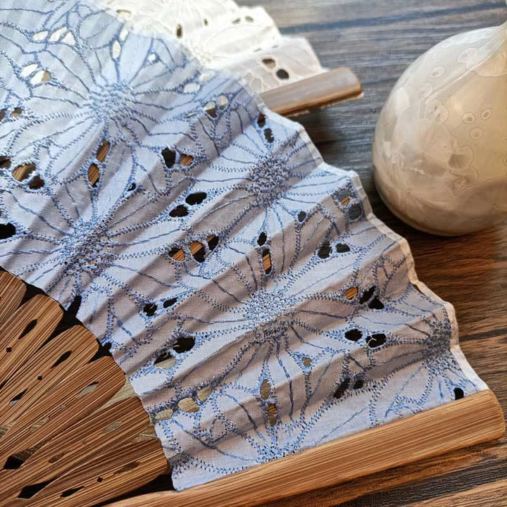Éventail pliable en bambou à main en tissu de coton brodé de fleurs creuses de couleur unie avec Buddha Stones