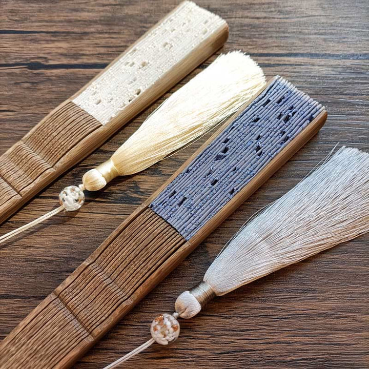 Éventail pliable en bambou à main en tissu de coton brodé de fleurs creuses de couleur unie avec Buddha Stones