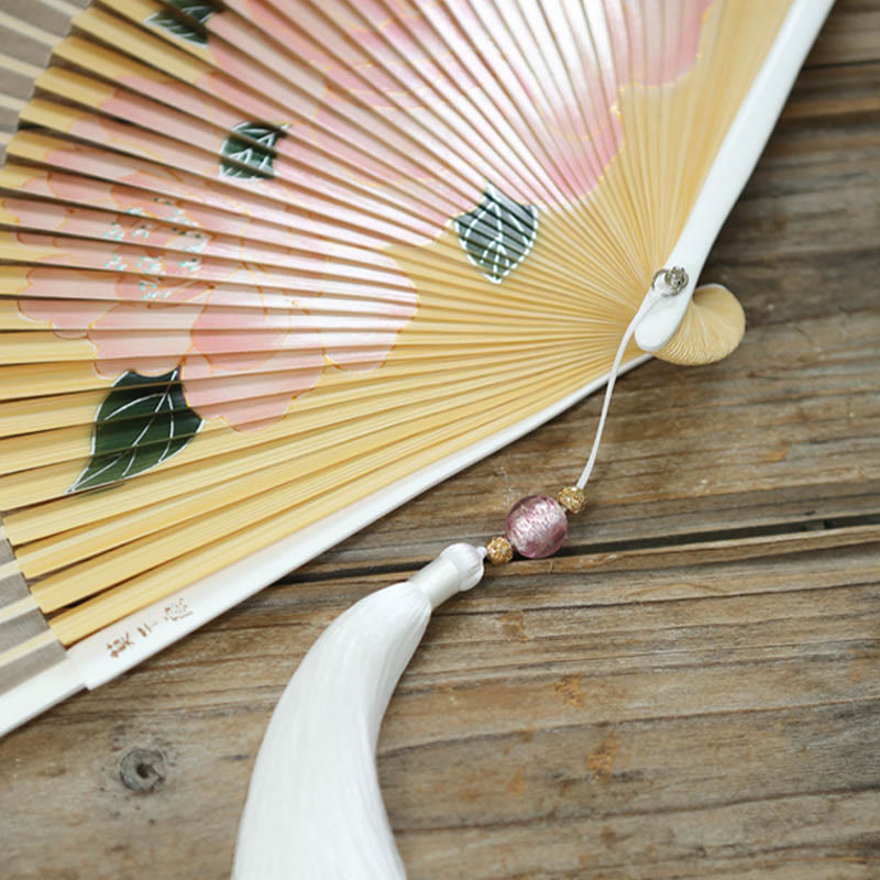 Éventail pliable en bambou et soie avec Buddha Stones et fleurs de pivoine