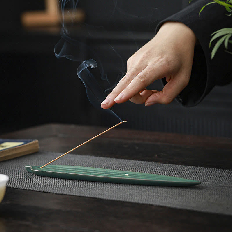 Brûleur d'encens en céramique avec feuilles de bambou vertes et Buddha Stones