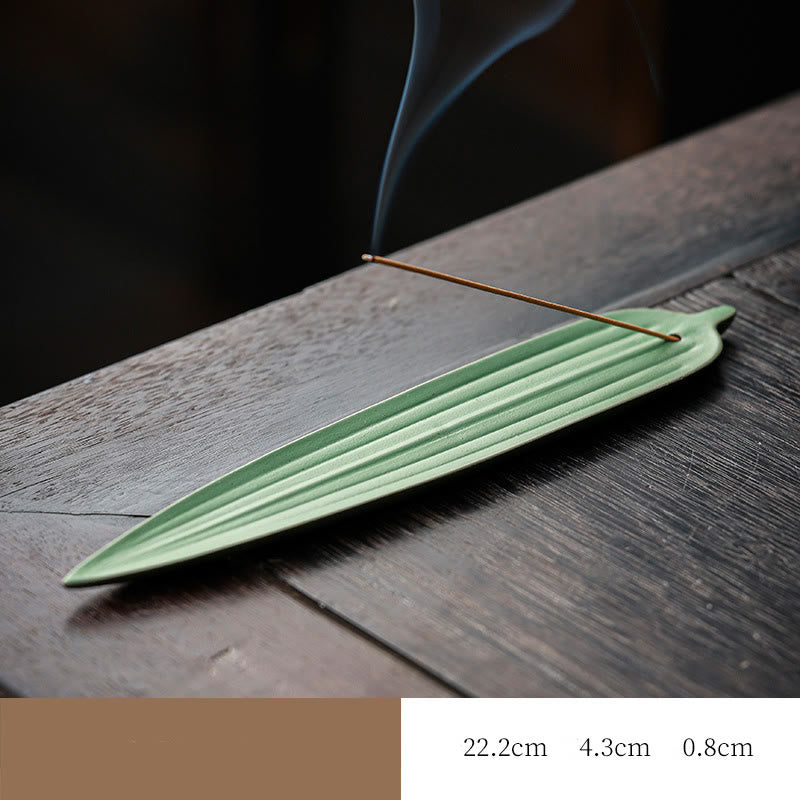 Brûleur d'encens en céramique avec feuilles de bambou vertes et Buddha Stones