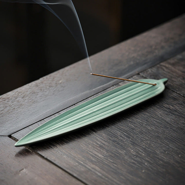 Brûleur d'encens en céramique avec feuilles de bambou vertes et Buddha Stones