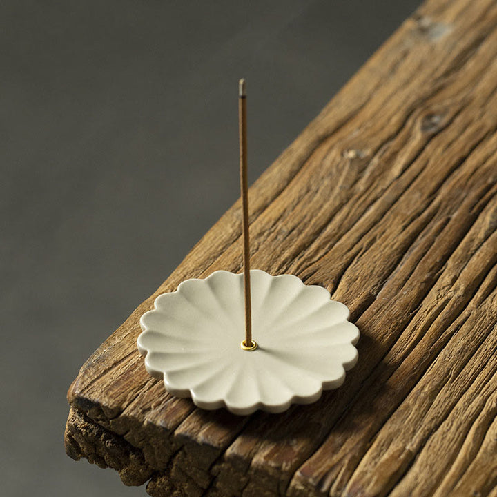 Buddha Stones Lotus Fleur de cerisier Fleur de prunier Chrysanthème Brûleur d'encens en céramique de guérison Décoration - Chrysanthème 6,7 x 6,7 x 0,4 cm - image 7