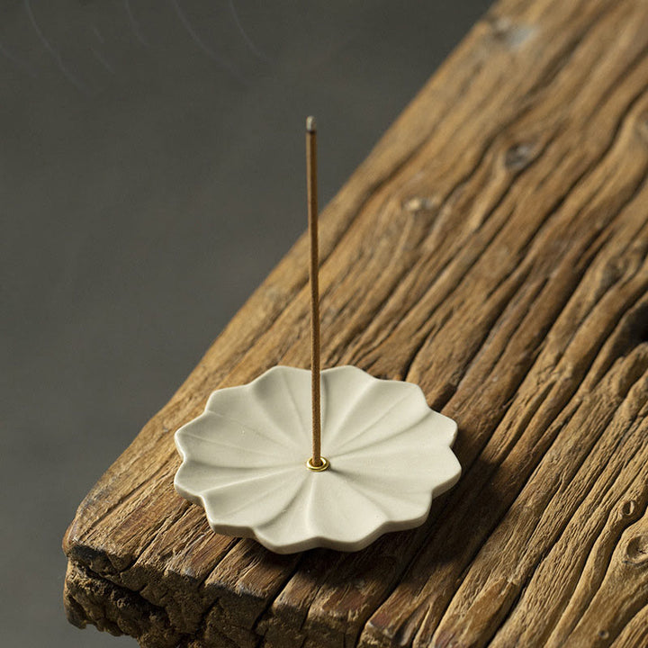 Buddha Stones Lotus Fleur de cerisier Fleur de prunier Chrysanthème Brûleur d'encens en céramique de guérison Décoration - Lotus 6,8*6,8*0,4 cm - image 0