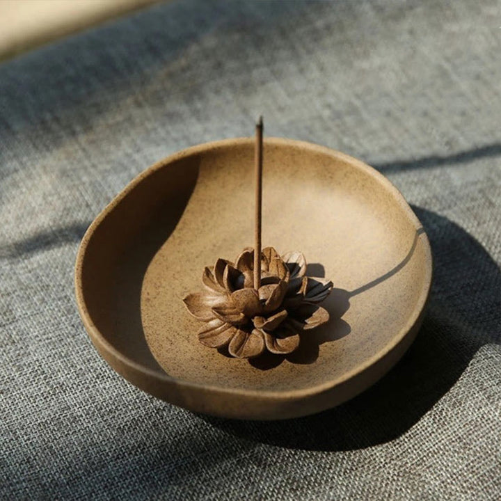 Brûleur d'encens en céramique avec piédestal en forme de lotus et Buddha Stones