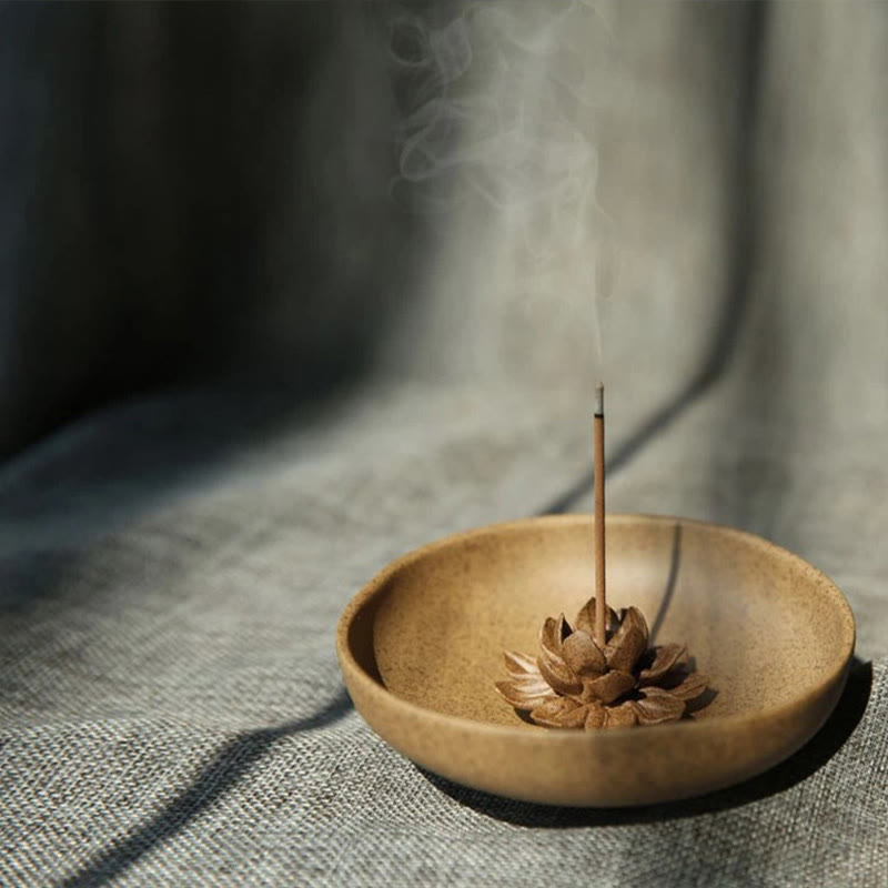Brûleur d'encens en céramique avec piédestal en forme de lotus et Buddha Stones