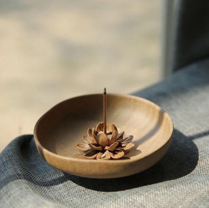 Brûleur d'encens en céramique avec piédestal en forme de lotus et Buddha Stones