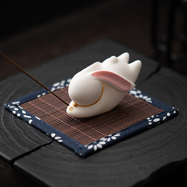 Brûleur d'encens en céramique en forme de lapin volant en Buddha Stones, tapis en bambou, décoration de bureau