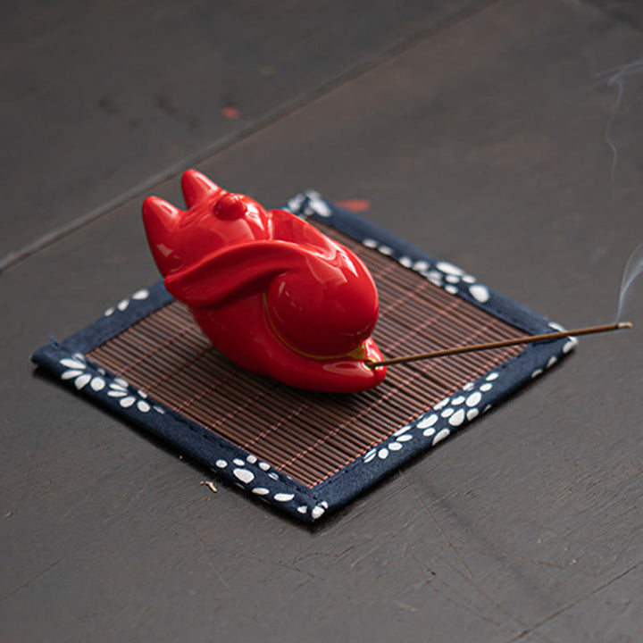 Brûleur d'encens en céramique en forme de lapin volant en Buddha Stones, tapis en bambou, décoration de bureau
