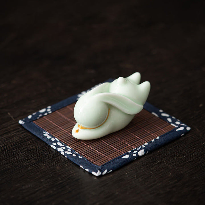 Brûleur d'encens en céramique en forme de lapin volant en Buddha Stones, tapis en bambou, décoration de bureau