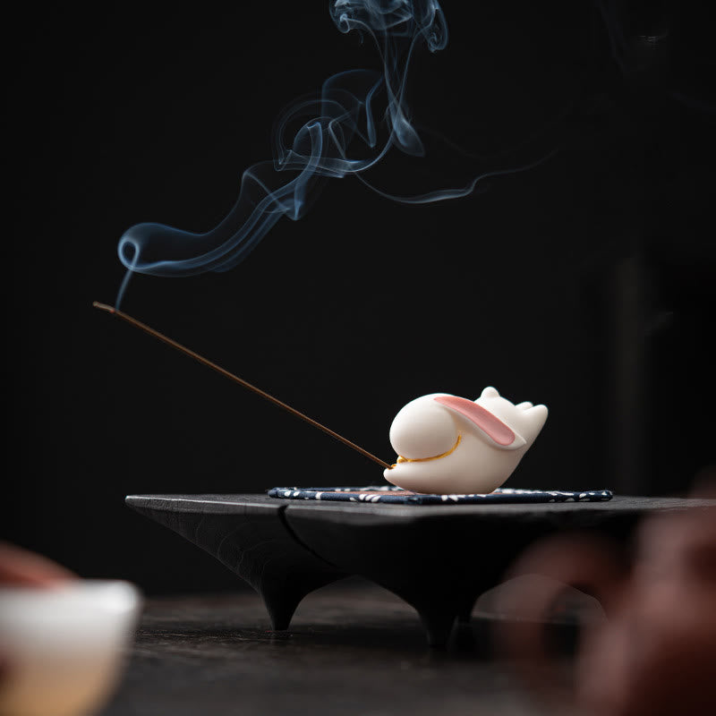 Brûleur d'encens en céramique en forme de lapin volant en Buddha Stones, tapis en bambou, décoration de bureau