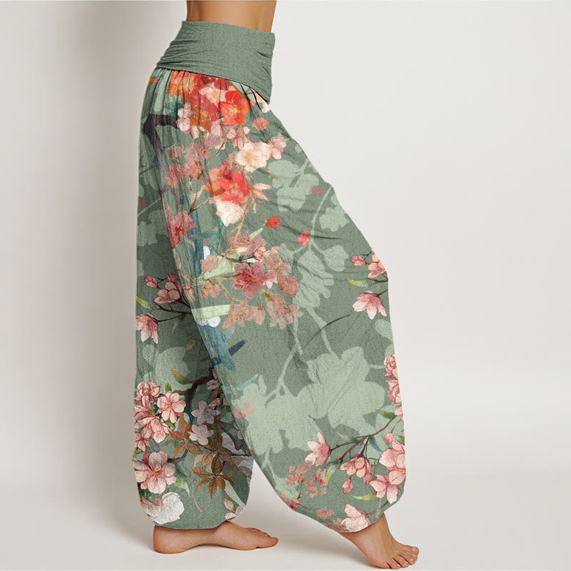 Pantalon harem à taille élastique pour femme, en coton rouge et rose, orné de Buddha Stones et de fleurs épanouies et de branches luxuriantes. - image 1