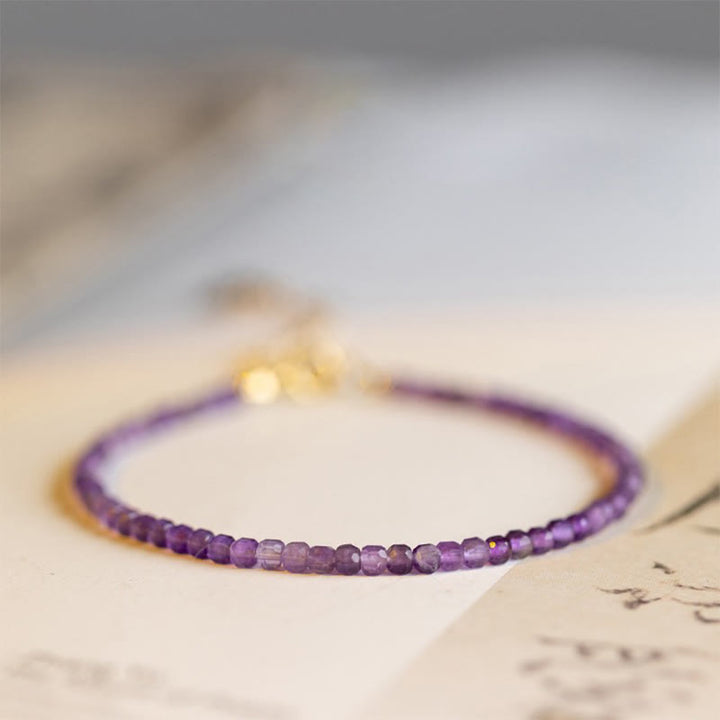 Bracelet de paix intérieure en cuivre plaqué or 14 carats avec perles ultra-fines en améthyste naturelle de 2,5 mm et Buddha Stones