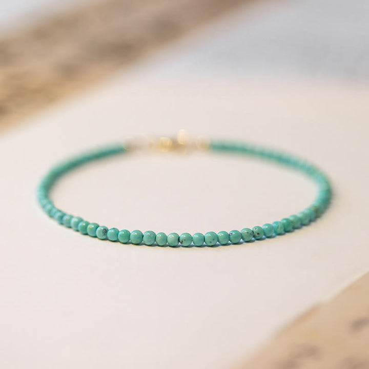 Bracelet de sagesse en cuivre plaqué or 14 carats avec perles ultra-fines turquoise de 2 mm et Buddha Stones