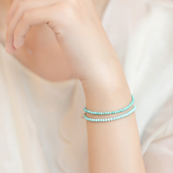 Bracelet de sagesse en cuivre plaqué or 14 carats avec perles ultra-fines turquoise de 2 mm et Buddha Stones