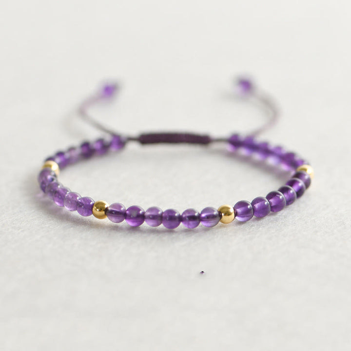 Bracelet en Buddha Stones 4 mm fait à la main en améthyste naturelle 14 carats avec perles en cuivre plaqué or tressé pour soulager le stress