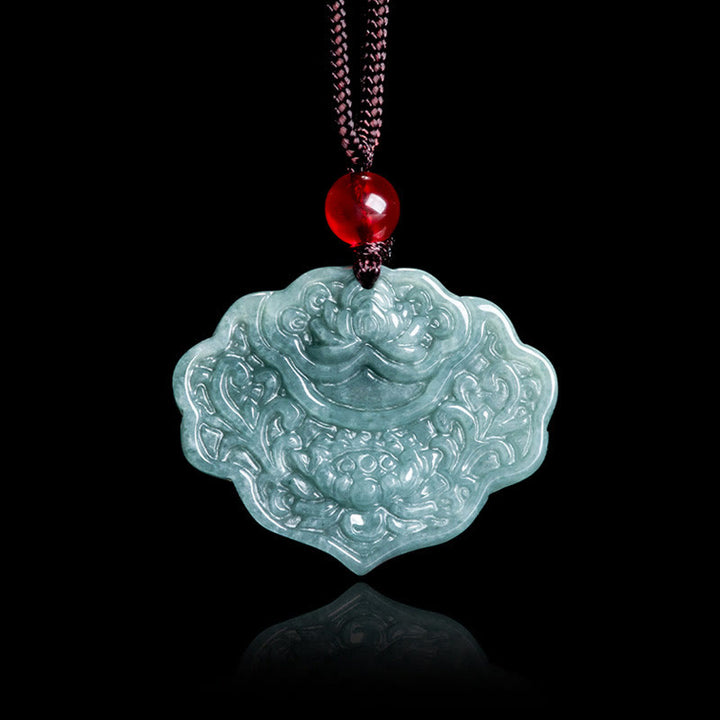 Collier pendentif en corde en jade sculpté avec motif de lotus et Buddha Stones