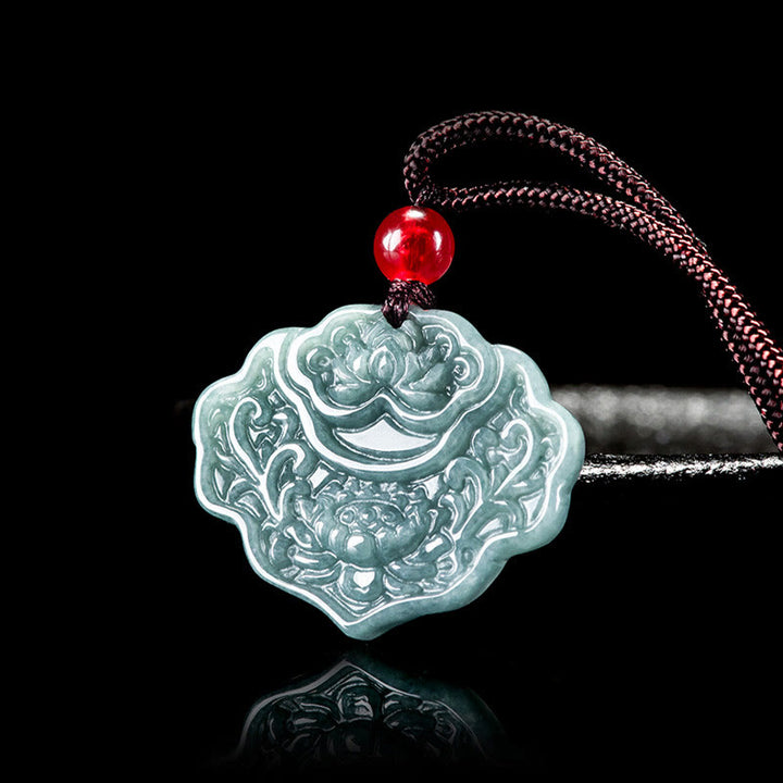 Collier pendentif en corde en jade sculpté avec motif de lotus et Buddha Stones