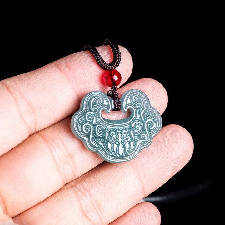 Collier pendentif en jade sculpté en forme de lotus avec Buddha Stones Ruyi Abondance Prospérité Abondance