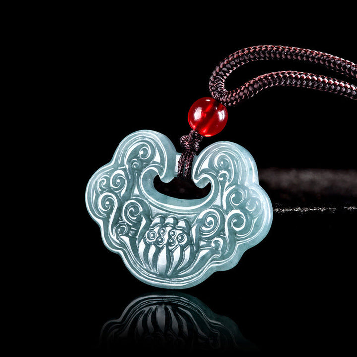 Collier pendentif en jade sculpté en forme de lotus avec Buddha Stones Ruyi Abondance Prospérité Abondance