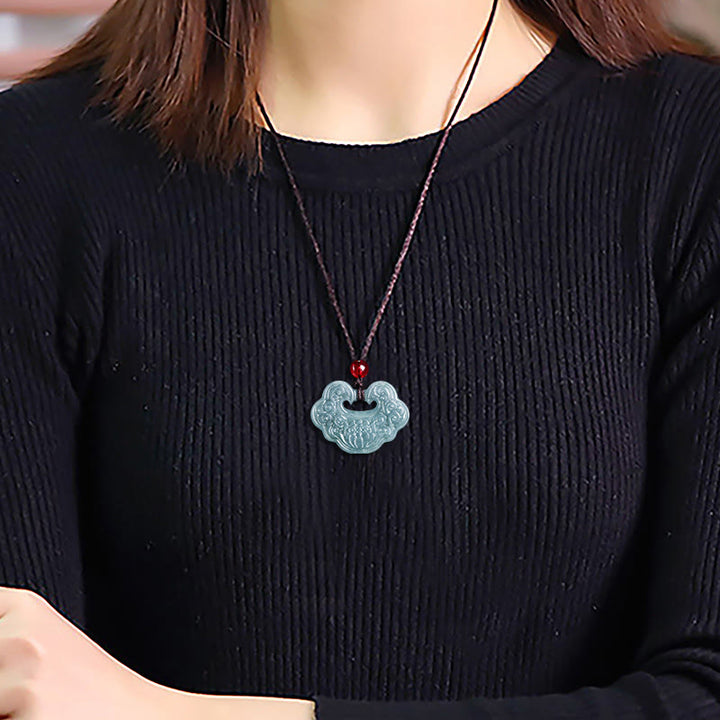 Collier pendentif en jade sculpté en forme de lotus avec Buddha Stones Ruyi Abondance Prospérité Abondance